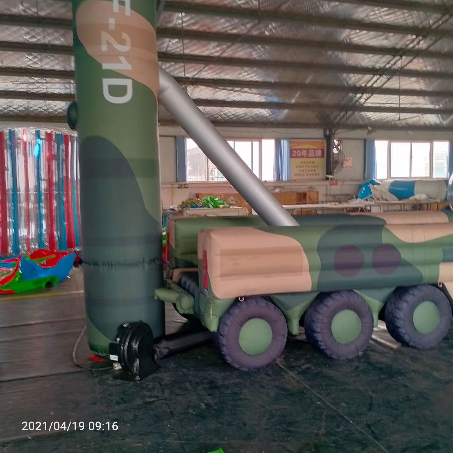 苍梧军事演习中的充气目标车辆：模拟发射车雷达车坦克飞机